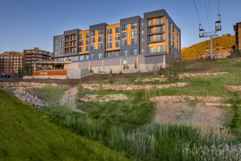 YOTELPAD Park City - Exterior view of the hotel during summer
